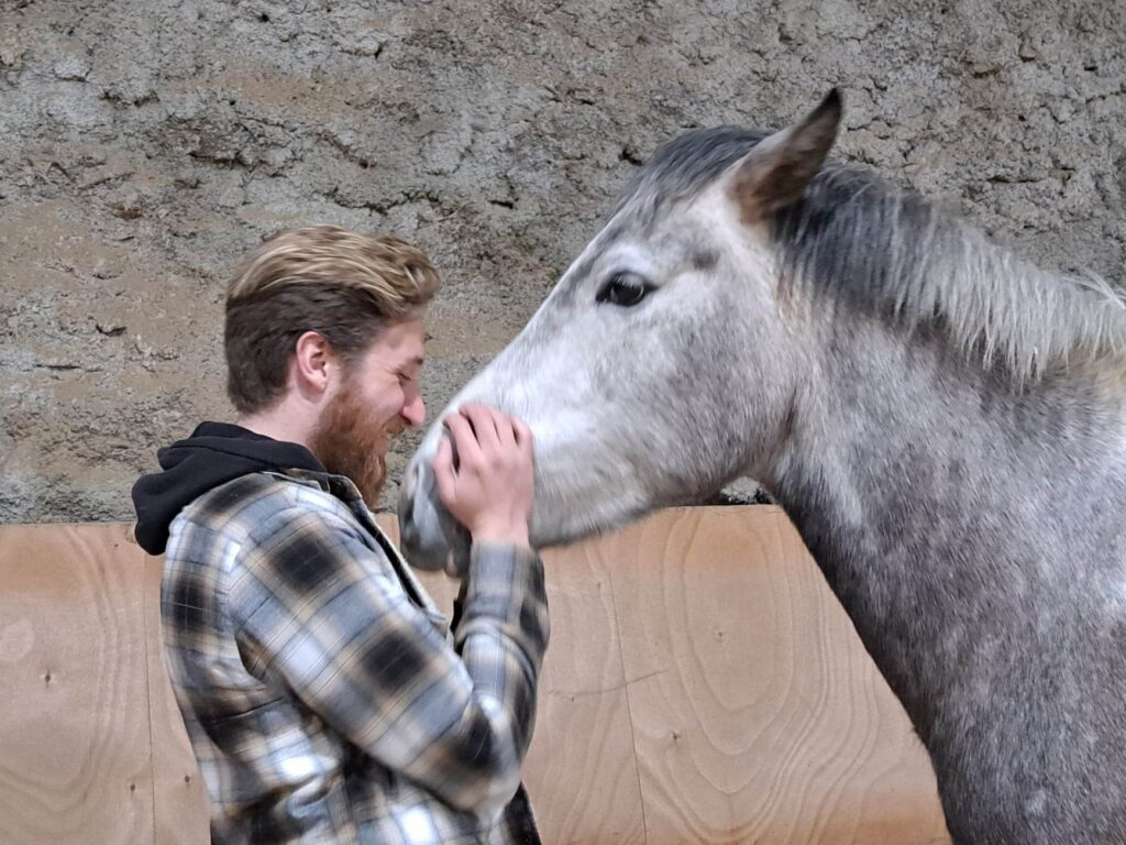 Échanges profonds et introspectifs avec le thérapeute, parfois difficiles... mais le cheval ressent et par sa présence vient aider à traverser certaines étapes, on libère ensemble. 2023